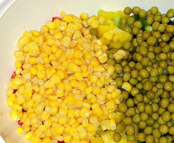 1. Этап. Желейный салат с яйцами и овощами: Слейте жидкость с горошка и кукурузы и также отправьте их в салат. Порежьте отваренные яйца.