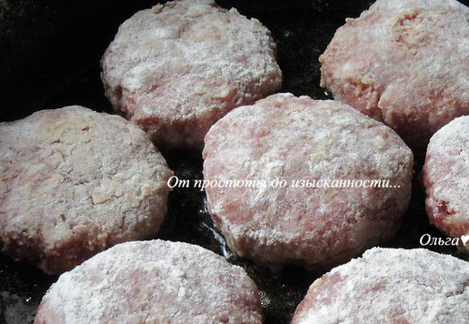 1. Этап. Котлеты с рыбным соусом: Затем обжарьте на растительном масле с двух сторон.