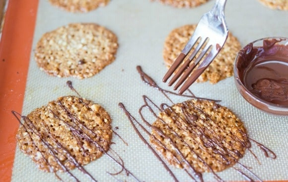 1. Этап. Флорентийское кружевное печенье: Выпекайте печенье 9 минут в духовке при 180 градусах. Готовые изделия остудите, а потом украсьте растопленным шоколадом.