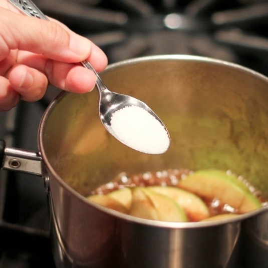 1. Этап. Яблоки с корицей: Добавить сахар.