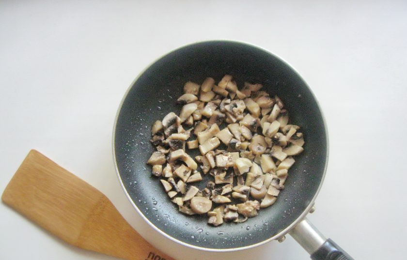 1. Этап. Котлеты из свинины с грибами: Накройте сковороду крышкой и тушите грибы до полного испарения жидкости.