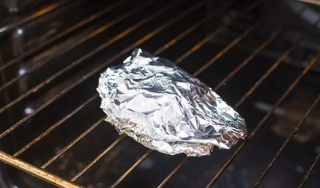 1. Этап. Соус из запеченного чеснока: Сначала нужно снять с чеснока верхнюю шелуху, сбрызнуть маслом, плотно обернуть фольгой и отправить минут на 30 в разогретую до 200 градусов духовку.