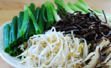 1. Этап. Суп Почти по-корейски: 5. Подготовьте остальные ингредиенты: вымойте и нарежьте на 2-3 части зеленый лук. Соевые ростки бланшируйте в кипящей воде минутку, а после остудите. Нарежьте грибы шиитаке.