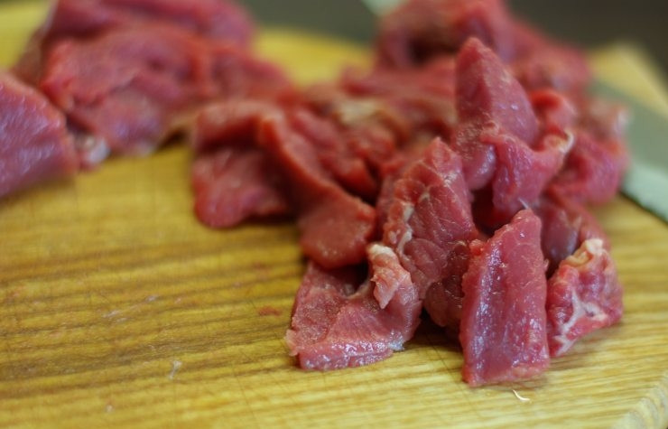 1. Этап. Говядина с грибами в соусе: Первым делом ставим воду для гарнира, то есть для риса или пасты. В это де время промываем, просушиваем и нарезаем небольшими кусочками говядину.