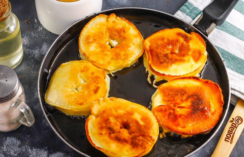 1. Этап. Жареные яблочные кольца: Томите по минуте с каждой стороны до румяности.