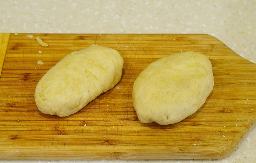 1. Этап. Пирожки жареные во фритюре: Формируйте пирожки, добавляя начинку.