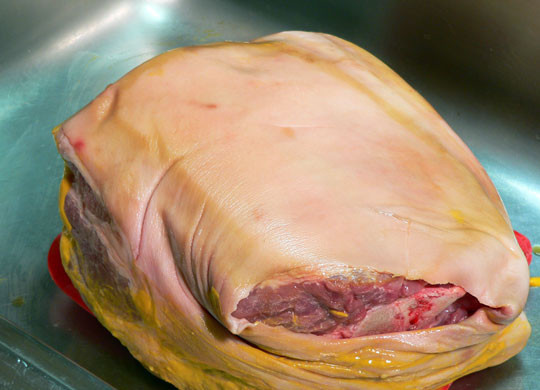 1. Этап. Запеченное мясо в духовке: Идеально бы обернуть мясо кожей, если сумеете ее раздобыть. Если нет, не огорчайтесь!