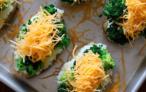 1. Этап. Брокколи с картошкой: Сверху положить по паре соцветий брокколи и чайной ложке тертого сыра.