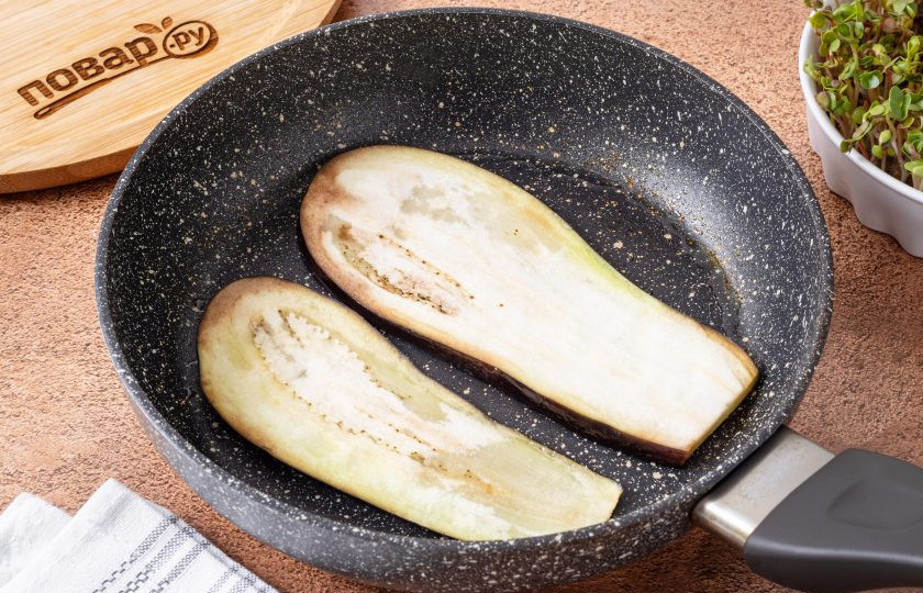 1. Этап. Рулетики из баклажана с сыром и морковью: Разогрейте сковороду с растительным маслом на среднем огне и обжарьте баклажаны до золотистого цвета.