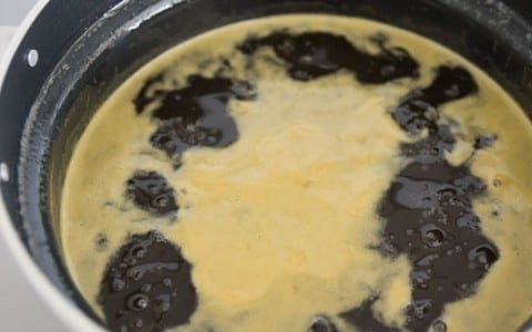 1. Этап. Сироп из лемонграсса и имбиря: 4. Добавьте имбирный сок в кастрюлю и всыпьте туда же 6 стаканов сахара. Поставьте на средний огонь и доведите все до кипения. Следите за приготовлением и убирайте появившуюся пену. Когда сироп перестанет пениться и станет чистый, значит он готов.