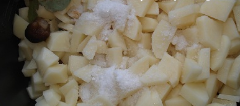 1. Этап. Индейка, тушенная с грибами: Картофель моем, чистим и нарезаем кубиками. Засыпаем сверху и добавляем лавровый лист, соль и перец.