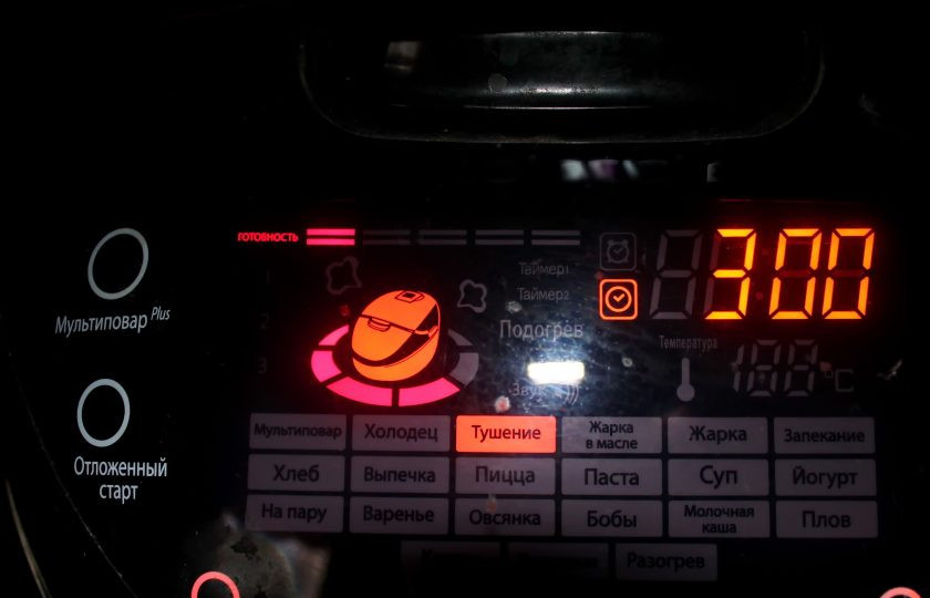 1. Этап. Говяжьи хвосты в мультиварке: Закройте крышку мультиварки и установите время три часа и режим 