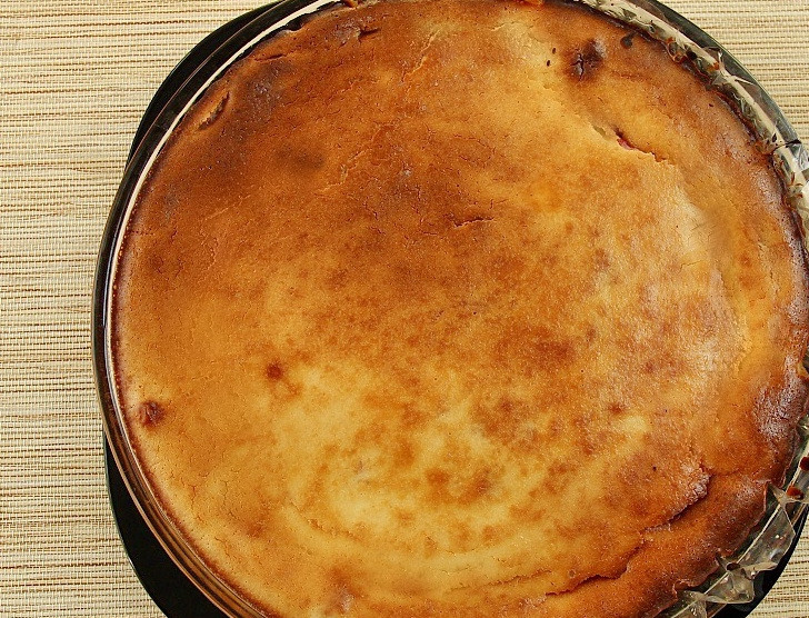 1. Этап. Торт творожный с творожным сыром: Запекайте торт при 180 градусах в течение 35 минут.