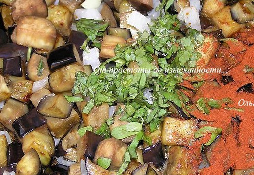 1. Этап. Баклажанный дип с мятой: Добавьте измельченный чеснок, паприку, мяту, соль и перец.