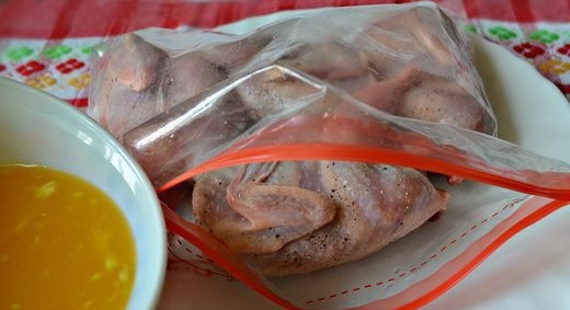 1. Этап. Перепела фаршированные: В пакет, лучше всего герметичный, выложите перепёлок. Влейте к ним соус. Оставьте птицу мариноваться на 30 минут в холодильнике.