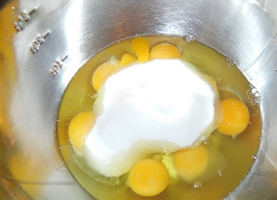 1. Этап. Рисовый пирог: 6. Для приготовления начинки соедините яйца с сахаром, взбейте их до однородности. Для аромата можно добавить ванильный экстракт.