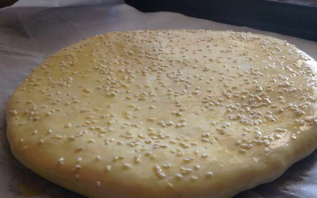 1. Этап. Хачапури из творожного теста с сыром: Так как я хачапури люблю запекать в духовке, то советую вам (если тоже будет запекать, а не жарить) проткнуть его вилкой и смазать яйцом.