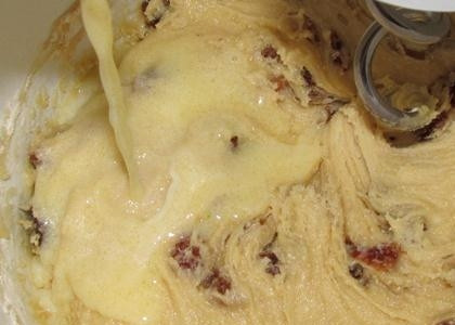 1. Этап. Кулич с изюмом: Поставьте молоко на плиту. В нём растворяем 150 граммов масла. Потом охлаждаем до 40 градусов. Вливайте смесь в мучную, и продолжайте мешать.