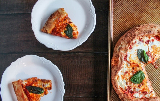 1. Этап. Пицца Болоньезе: 10. Нарежьте ее порционными кусочками, украсьте по желанию зеленью — и можно подавать к столу. Приятного аппетита!