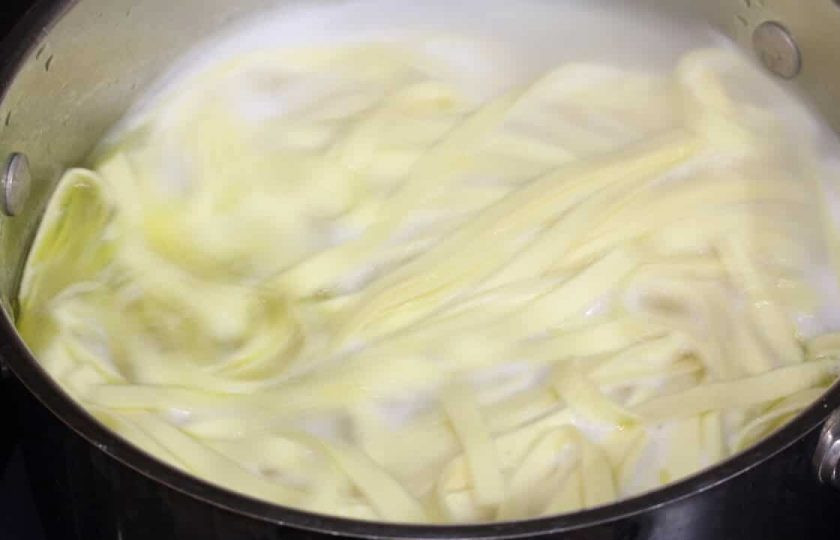 1. Этап. Феттучини Альфредо: 1. В кастрюле отварите пасту до готовности, откиньте на сито, оставьте ¼ стакана воды, в которой они варились.