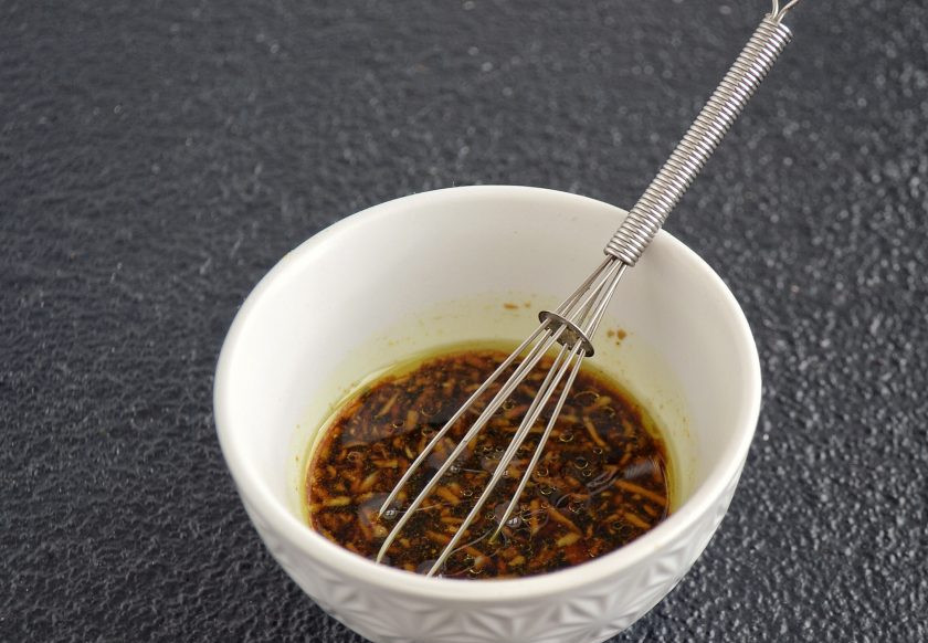 1. Этап. Фунчоза с тофу: Натрите чеснок на мелкой терке, соедините его с соевым соусом и маслом.