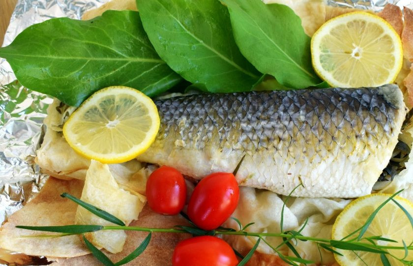 1. Этап. Рыба в лаваше с тархуном: Аккуратно разверните фольгу, выпуская горячий пар. Подавайте рыбу в лаваше с лимоном и свежими помидорами.