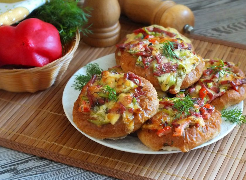 1. Этап. Мини-пиццы из баранок: Готовые мини-пиццы достаньте из духовки, слегка охладите и снимите с противня. Подавайте теплыми. Приятного аппетита!