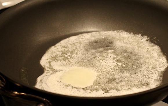 1. Этап. Салат с креветками: Теперь займитесь креветками. Разогрейте масло на сковороде.