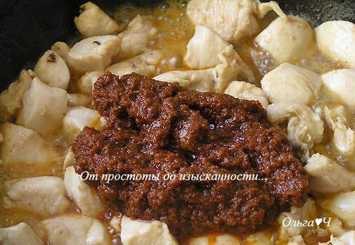 1. Этап. Курица в соусе карри с баклажанами: На оставшемся масле обжарьте нарезанную куриную грудку до изменения цвета. Добавьте подготовленную пасту, перемешайте.