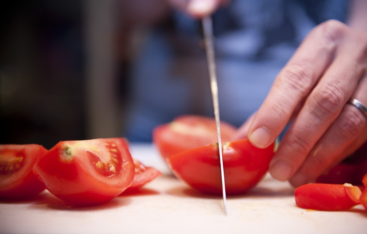 1. Этап. Курица по-римски: Помидоры разрезаем на четвертинки.