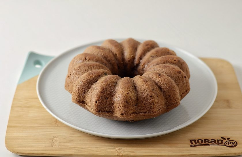 1. Этап. Постный рождественский кекс: Остудите кекс в форме. Затем аккуратно достаньте, по желанию пропитайте апельсиновым ликером и заверните в пленку. Уберите в холодильник на ночь.