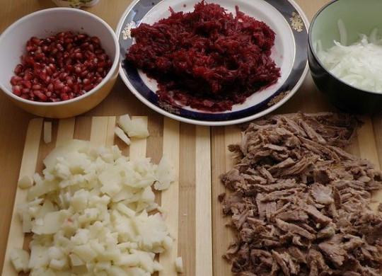 1. Этап. Салат с говядиной и гранатом: Свеклу натрите на терке, гранат почистите, говядину и картофель тонко порежьте.