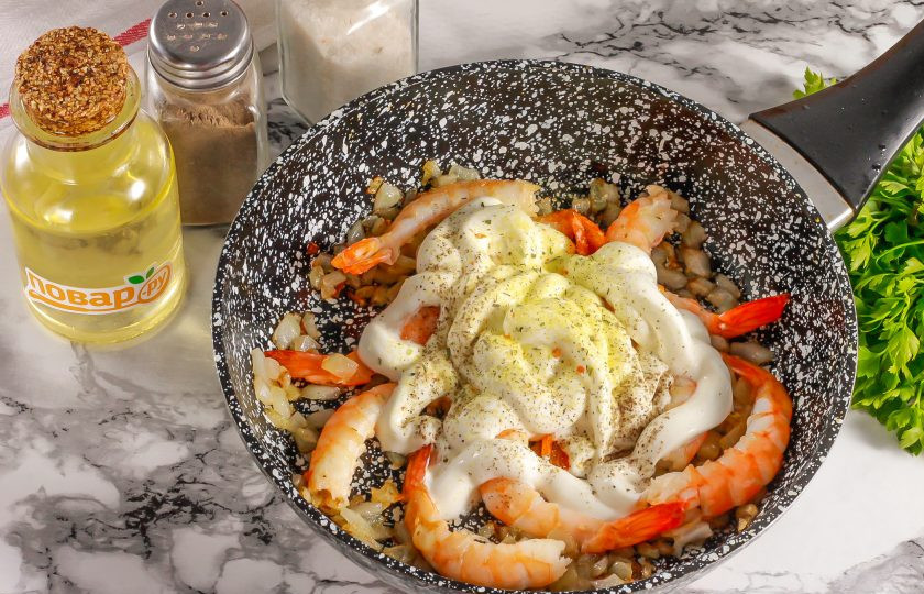 1. Этап. Паста с креветками в сметанном соусе: Добавьте сметану любой жирности, соль, приправу и молотый черный перец. По желанию можете спрессовать пару зубчиков чеснока, предварительно их очистив и промыв.