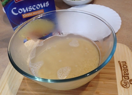 1. Этап. Аранчини из кускуса с цукини и моцареллой: 1. Кускус насыпаем в глубокую миску, добавим щепотку соли, заливаем двумя стаканами кипятка (или по инструкции на вашей упаковке). Накрываем и оставляем минут на 10-15.