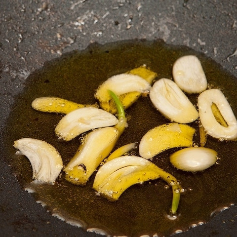 1. Этап. Тыквенный суп с креветками: Наливаем в суп-пюре сливки, перемешиваем и накрываем крышкой - пусть настаивается. А сами тем временем обжариваем до золотистости крупно нарезанный чеснок.