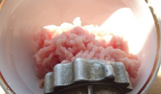 1. Этап. Котлеты из фарша индейки в духовке: Измельчаем мясо с помощью мясорубки. Заодно с мясом прокрутим очищенную луковицу.