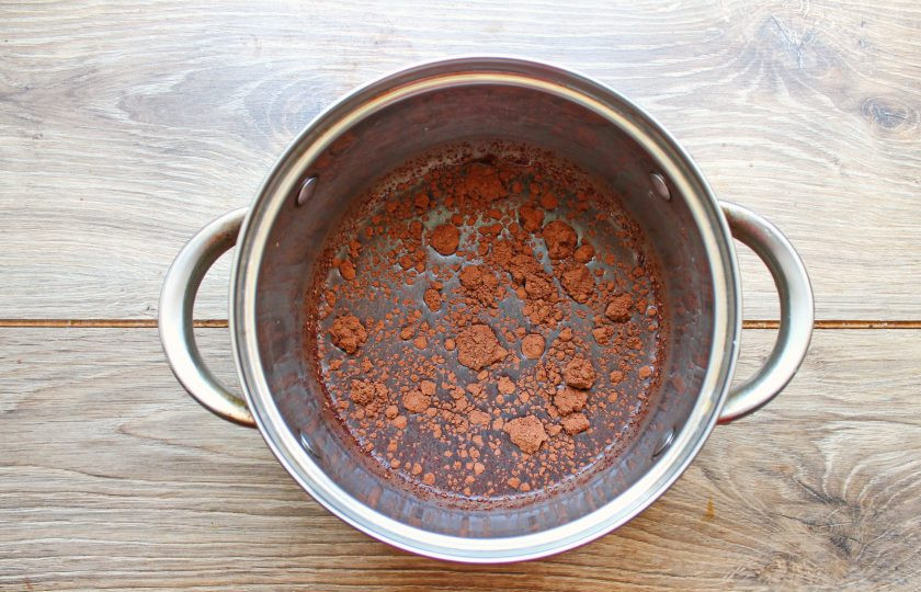 1. Этап. Какао-флип: В кастрюлю налейте воду и доведите до кипения. Всыпьте какао-порошок и перемешайте до однородности. Доведите все до кипения.