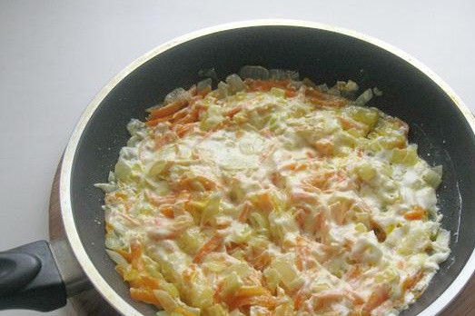 1. Этап. Фаршированный перец в сметанном соусе: 7. Посолить и при желании поперчить по вкусу. Тщательно перемешать.