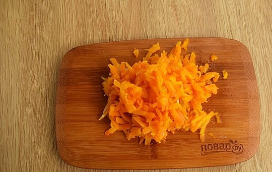 1. Этап. Салат из куриной печени слоеный: Морковь отварите в кожуре до готовности, остудите немного и очистите. Натрите на крупной терке.