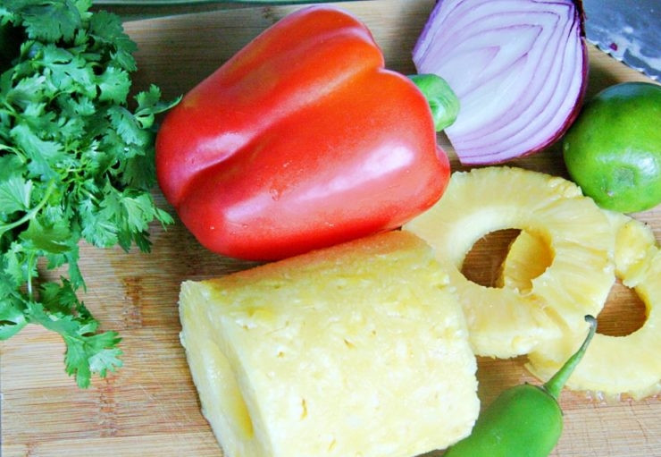 1. Этап. Салат с тунцом и ананасом: Очистите ананас от кожуры и подготовьте все необходимые ингредиенты, вымойте их и обсушите.