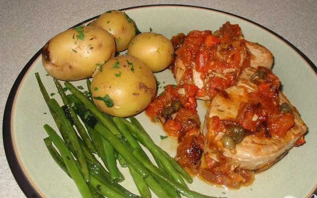 1. Этап. Тунец в томатном соусе: 7. Подать на нагретых тарелках. На гарнир подать зеленую фасоль и молодой картофель. Приятного аппетита!