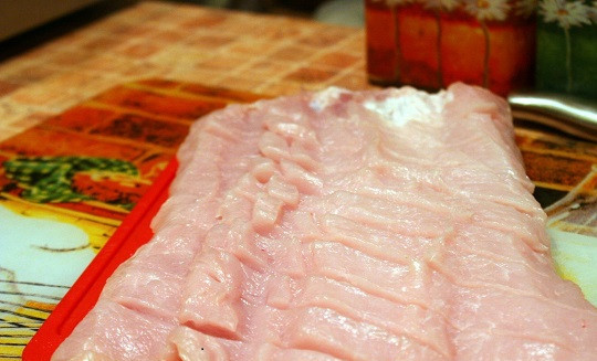 1. Этап. Мясной рулет в духовке: 2. Необходимо сделать также надрезы по сторонам кусочка, чтобы получился ровный пласт. Затем аккуратно надрезать мясо, не прорезая до конца - это поможет впитываться соусу. С помощью кухонного молоточка нужно слегка отбить мясо.