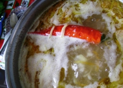 1. Этап. Рассольник с курицей: В бульон добавить картофель и поджарку.