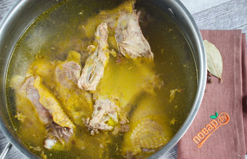 1. Этап. Домашний куриный бульон: Воду доведите до кипения, продолжайте варить в течение 5 минут и после появления пены слейте, так называемый 