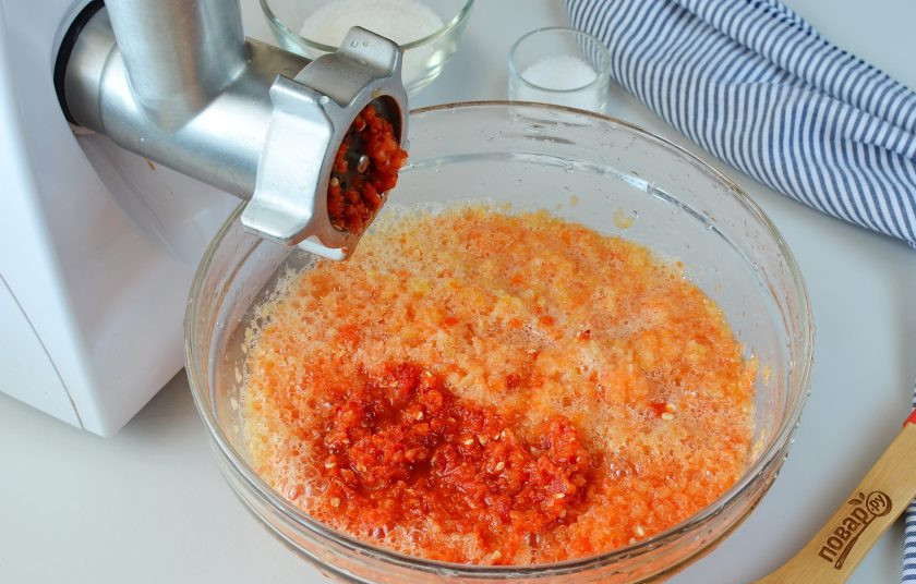 1. Этап. Аджика из перца болгарского на зиму: С помощью мясорубки измельчите оба вида перца и чеснок.