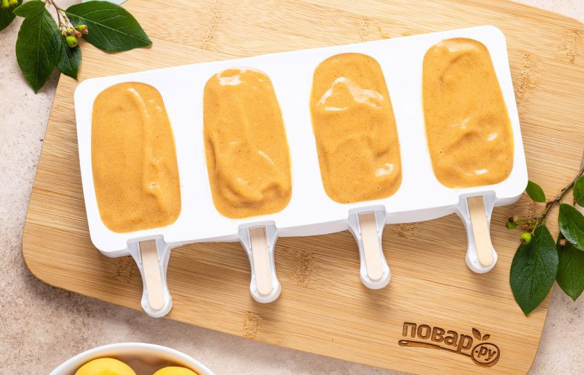 1. Этап. Абрикосовое мороженое: Далее либо снова переложите в пищевой контейнер, либо разложите порционно — я использую форму для мороженого на палочке. Уберите еще на 6 часов в морозилку.