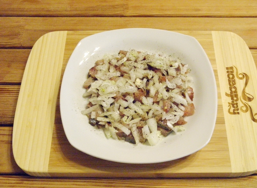 1. Этап. Селедка под шубой без яиц: Берем блюдо или тарелочку, на дно кладем слой селедки и лука. Если лук мариновался, то хорошо отожмите его от жидкости.