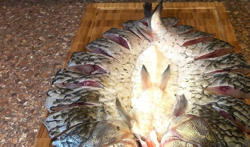 1. Этап. Запеченный карась: Почистить, удалить жабры. Разрезать ножом по спинке, разложить как книжку. Выпотрошить, промыть. Порубить ножом спинку — так рыбка примет нужное, правильное положение на противне и разобьются мелкие косточки.