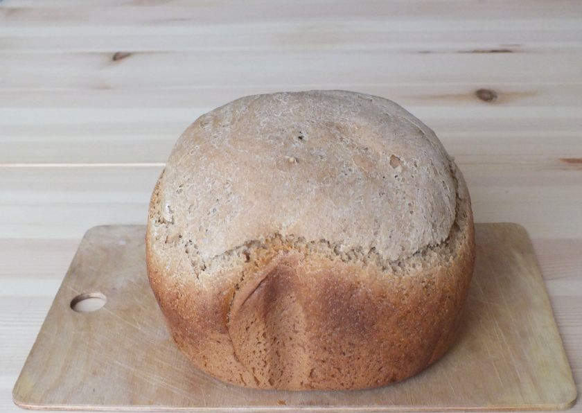 1. Этап. Хлеб с солодом в хлебопечке: После завершения программы, достаньте хлеб и вытащите из ведерка. Положите на бок и охладите.