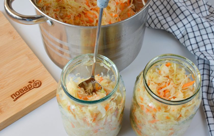 1. Этап. Квашеная капуста на зиму: В чистые банки разложите капусту.